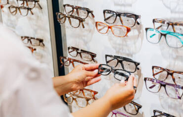¿En qué se diferencian las lentes de una óptica de las gafas estandarizada?