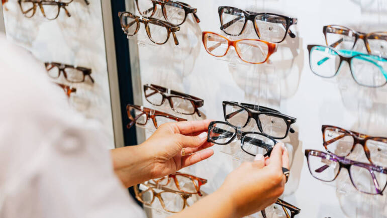 ¿En qué se diferencian las lentes de una óptica de las gafas estandarizada?